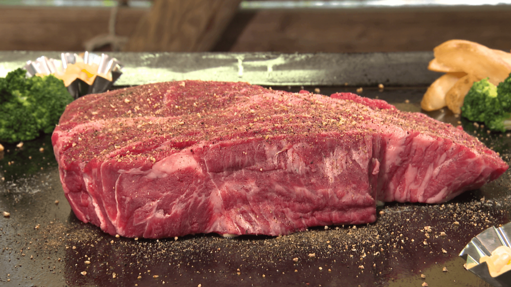 焼肉ハウスの肉グルメ、切り株ステーキ横からの見た目