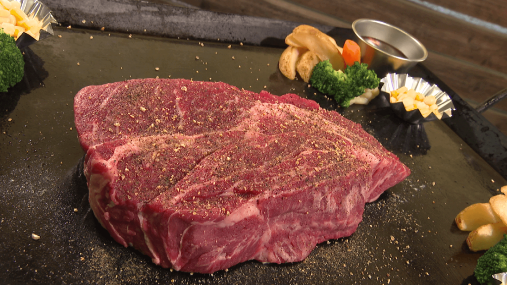 焼肉ハウスの肉グルメ、切り株ステーキを焼いていきます。