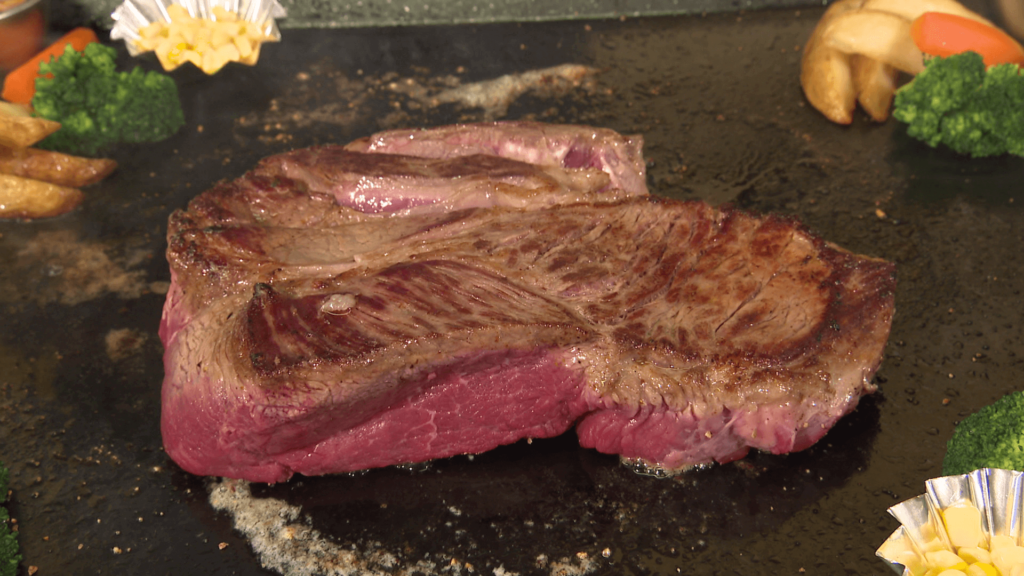焼肉ハウスの肉グルメ、切り株ステーキが良い色に