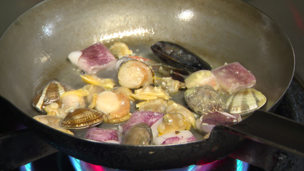 佐久市のレストランリトリーブの「シーフードバジルのスープパスタ」の調理過程