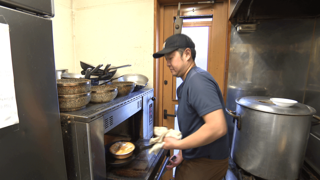 飯田市のイタリアン「イタメシ屋ダルキチ」の牡蠣のトマトグラタンをオーブンから取り出す