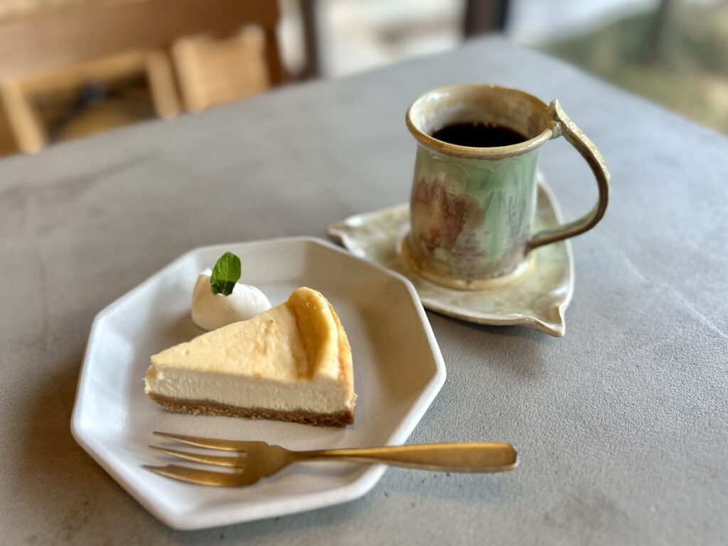 佐久市にあるカフェホルツのチーズケーキとコーヒー