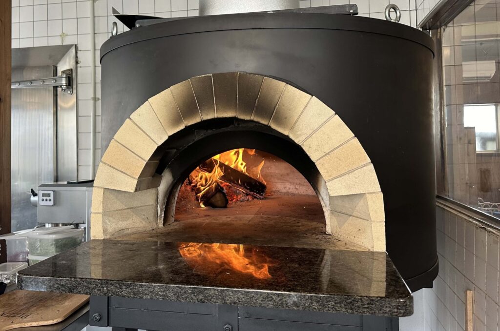 コハク ピザ カフェの美濃焼の窯
