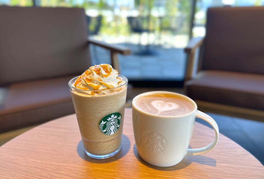 スターバックスコーヒー飯田アップルロード店のキャラメルフラペチーノとカフェラテ