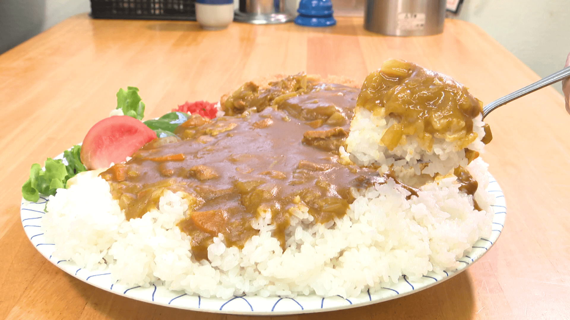 ヘビー級グルメ】山ノ内町の老舗『松美食堂』で挑む、巨大カツカレーの