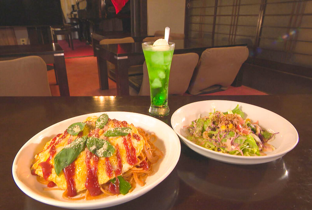 パスタとクリームソーダ