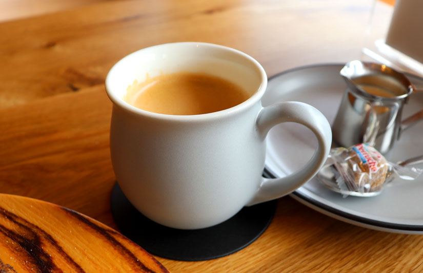 諏訪湖畔の「すわのわ」のカフェレストランのコーヒー