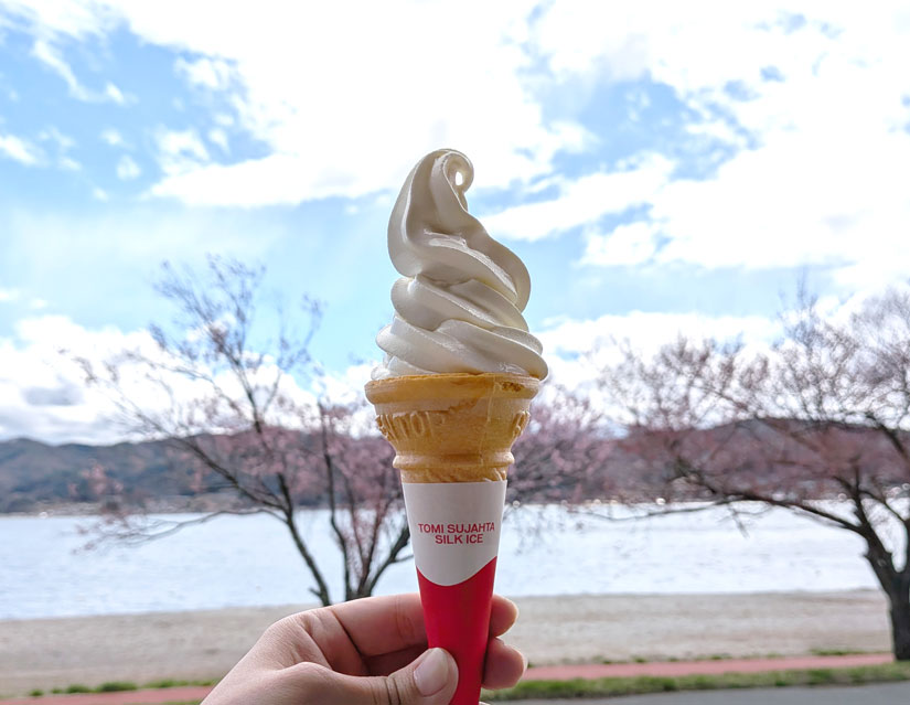 諏訪湖畔の「すわのわ」のカフェレストランのソフトクリーム